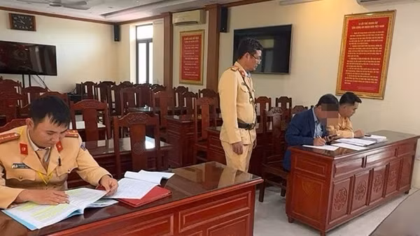 Từ phản ánh của người dân, Cảnh sát xử phạt tài xế xe biển xanh "gùi" hàng hóa trên nóc