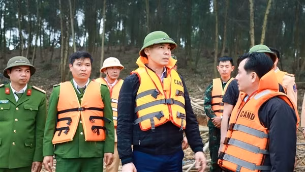 Những giờ phút nghẹn lòng trên hồ Thác Bà