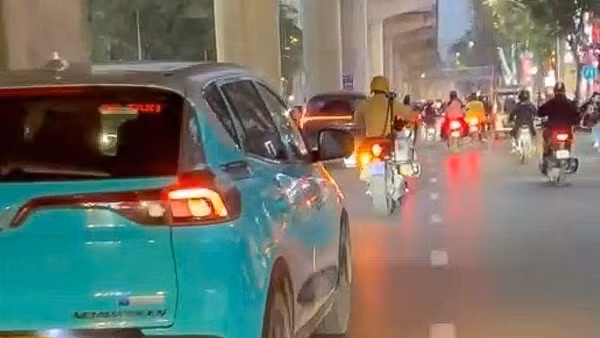 Cháu bé 4 tháng tuổi khó thở được CSGT dẫn đường, hỗ trợ đưa đi cấp cứu