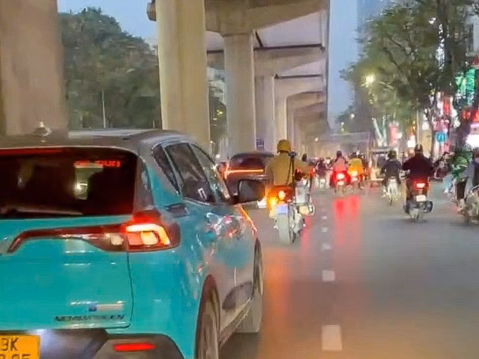Cháu bé 4 tháng khó thở được CSGT dẫn đường, hỗ trợ đưa đi cấp cứu -0