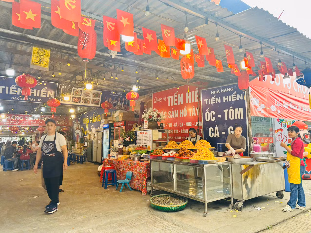 Người dân nô nức rủ nhau lễ Phủ Tây Hồ đầu xuân -0