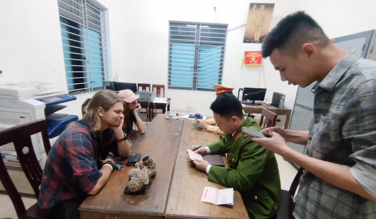 Kịp thời hỗ trợ 2 du khách người Nga lạc đường ở khu vực biên giới Việt - Lào -0