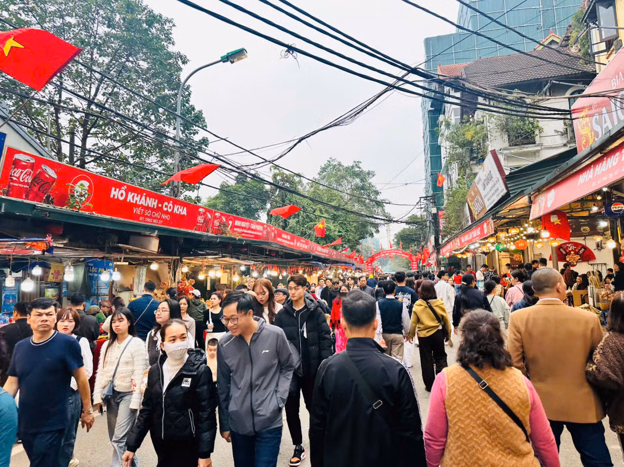 Người dân nô nức rủ nhau lễ Phủ Tây Hồ đầu xuân -0
