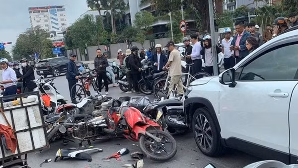 Tài xế 62 tuổi đâm liên hoàn 10 xe máy, khiến 13 người bị thương