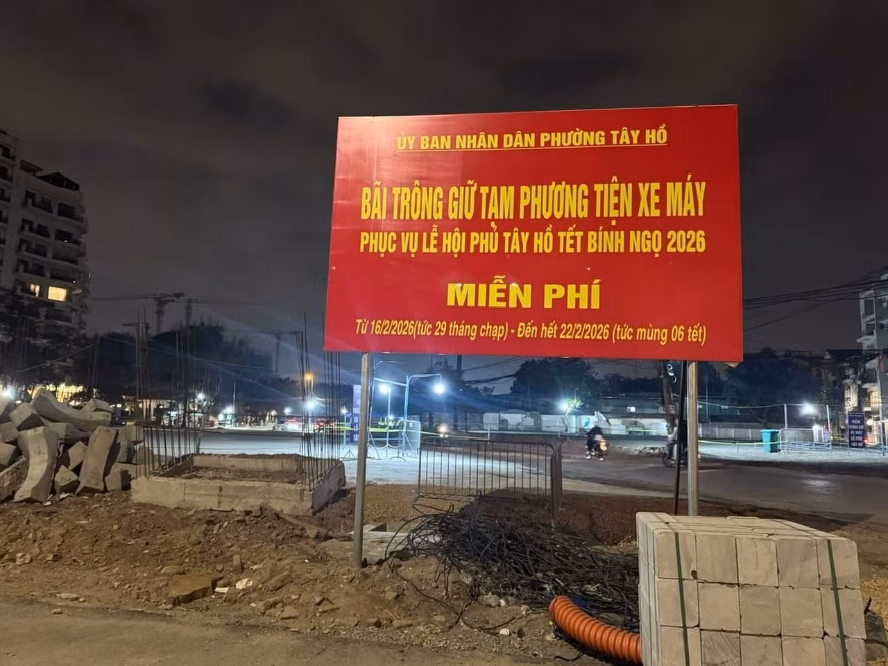 Tết ở Hà Nội: Người dân hào hứng trải nghiệm xe buýt, tàu điện, điểm gửi xe giá 0 đồng -0