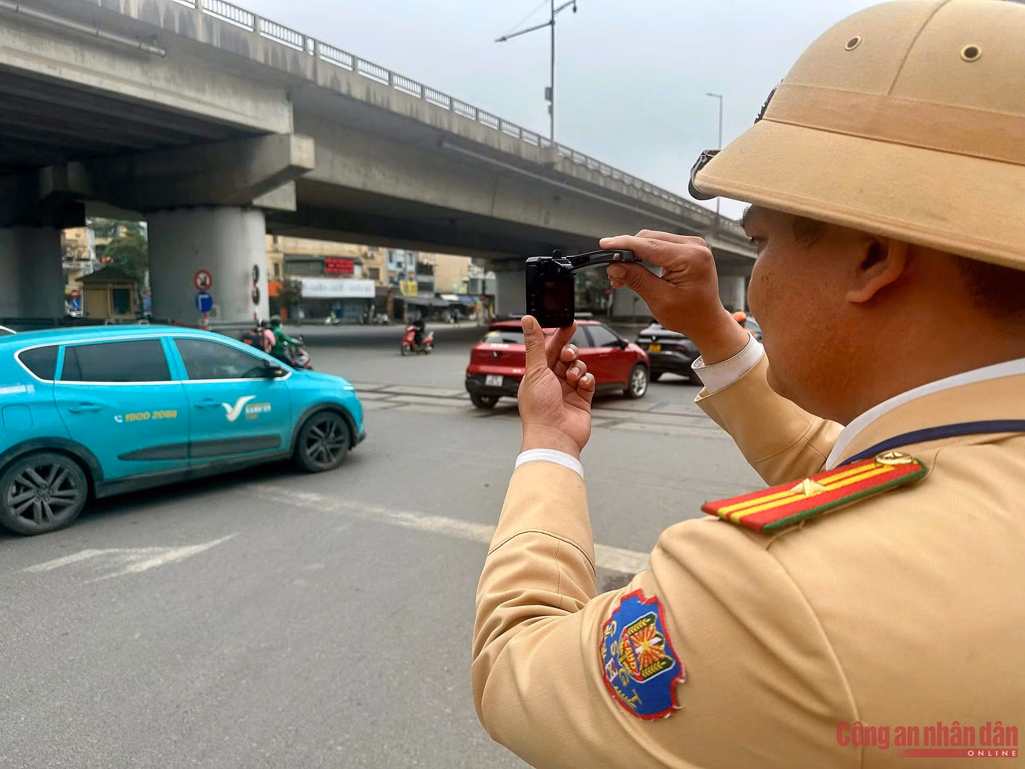 CSGT Hà Nội tăng cường xử lý tài xế cố tình vượt rào chắn khi qua đường ngang ảnh 1 3211863155044134615-1772194439654.jpg