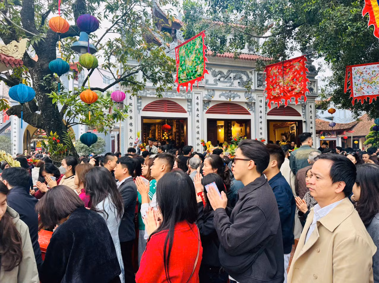 Người dân nô nức rủ nhau lễ Phủ Tây Hồ đầu xuân -0