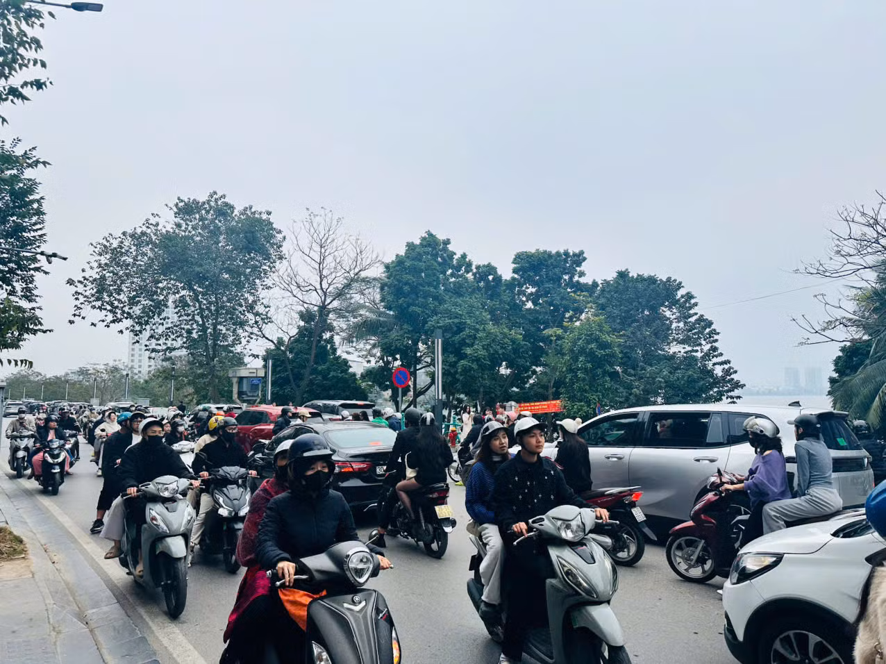 Người dân nô nức rủ nhau lễ Phủ Tây Hồ đầu xuân -0