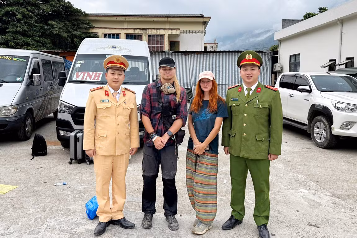 Kịp thời hỗ trợ 2 du khách người Nga lạc đường ở khu vực biên giới Việt - Lào -0