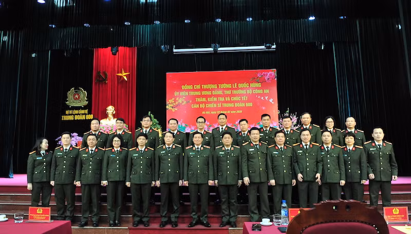 Thứ trưởng Lê Quốc Hùng kiểm tra công tác trực Tết, chúc Tết cán bộ, chiến sĩ Công an Thủ đô -0