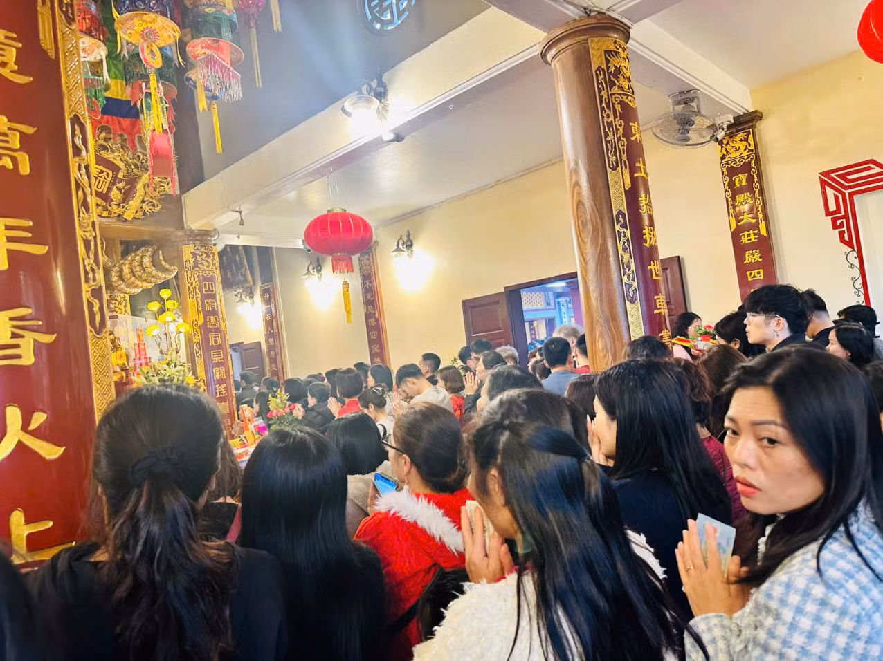 Người dân nô nức rủ nhau lễ Phủ Tây Hồ đầu xuân -0