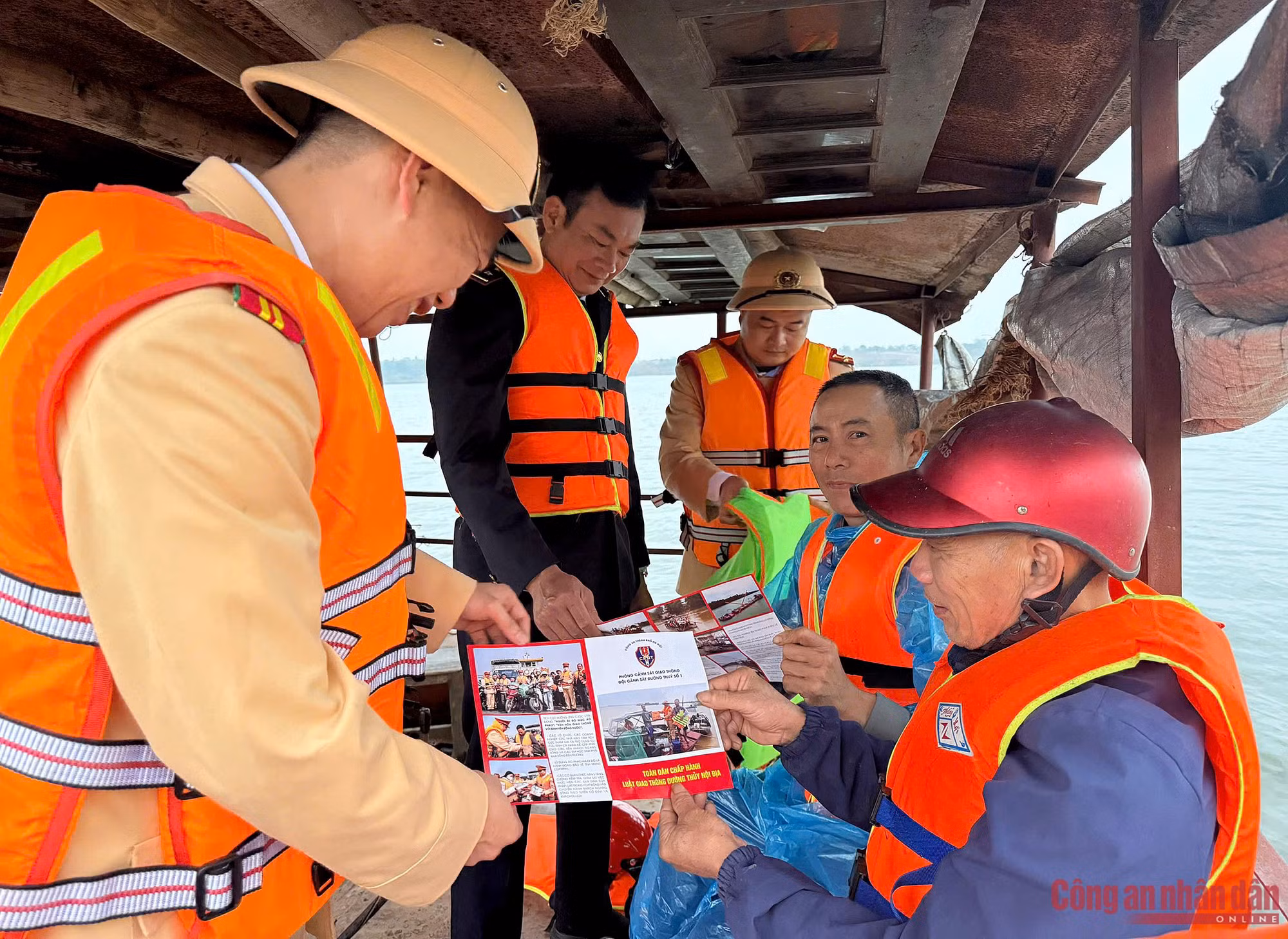 Cảnh sát đường thủy Hà Nội chủ động bảo đảm ATGT mùa lễ hội đầu năm -1