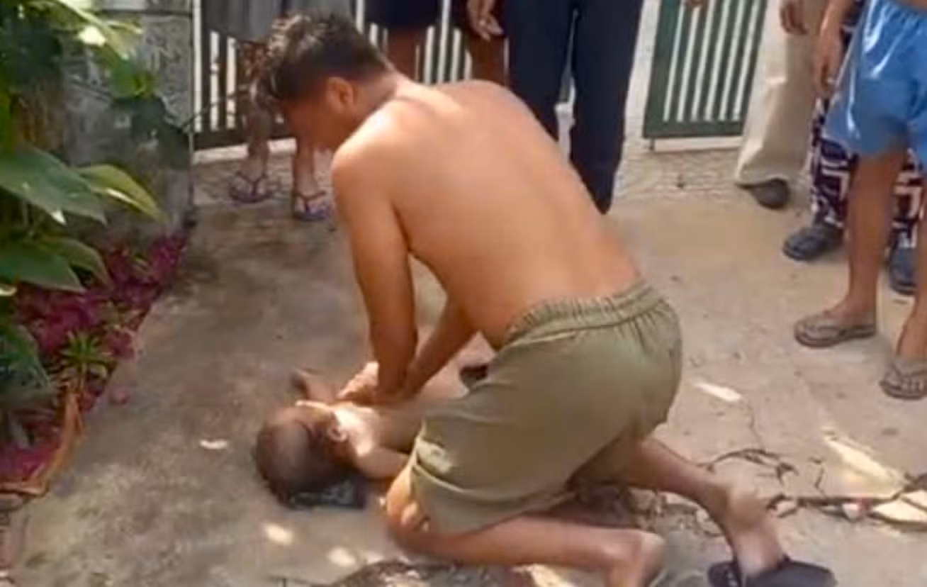 Rơi xuống hầm nước thải, bé trai được người đàn ông cứu thoát khỏi lưỡi hái tử thần -0