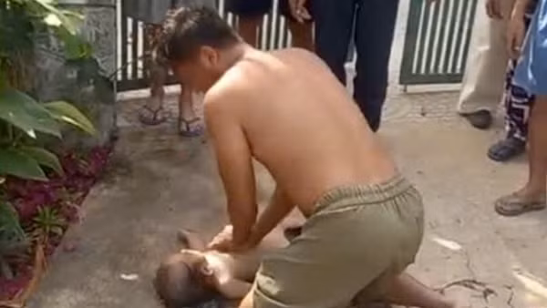 Rơi xuống hầm nước thải, bé trai được người đàn ông cứu thoát khỏi lưỡi hái tử thần