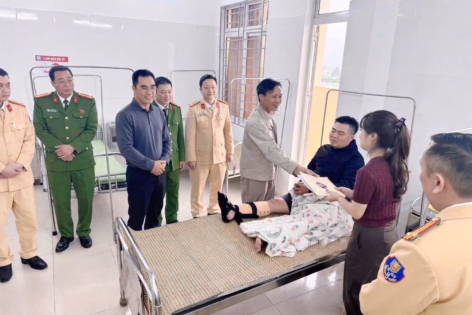 Cán bộ CSGT bị thương trong quá trình làm nhiệm vụ -0