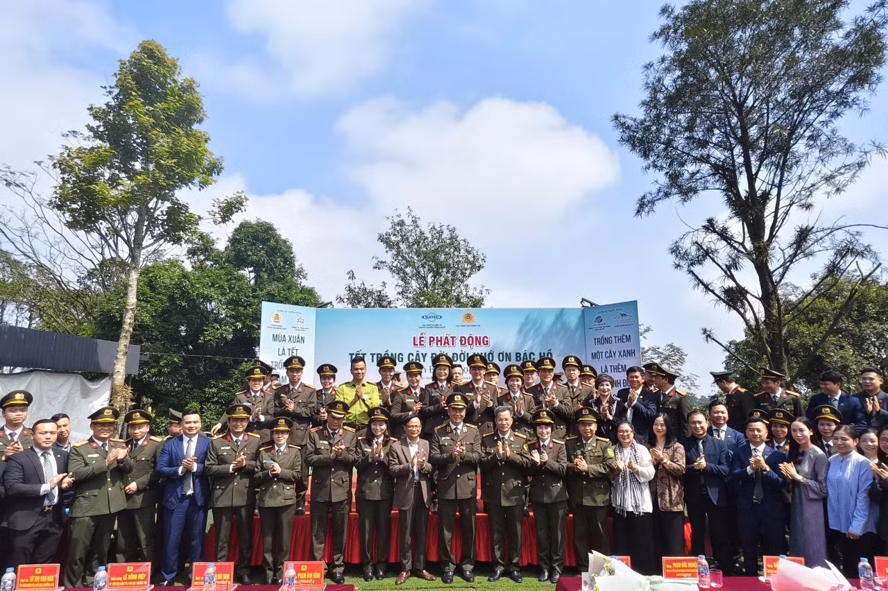 Trồng 20 ngàn cây xanh góp phần phục hồi hệ sinh thái, tạo không gian sinh thái bền vững cho rừng quốc gia Ba Vì -0