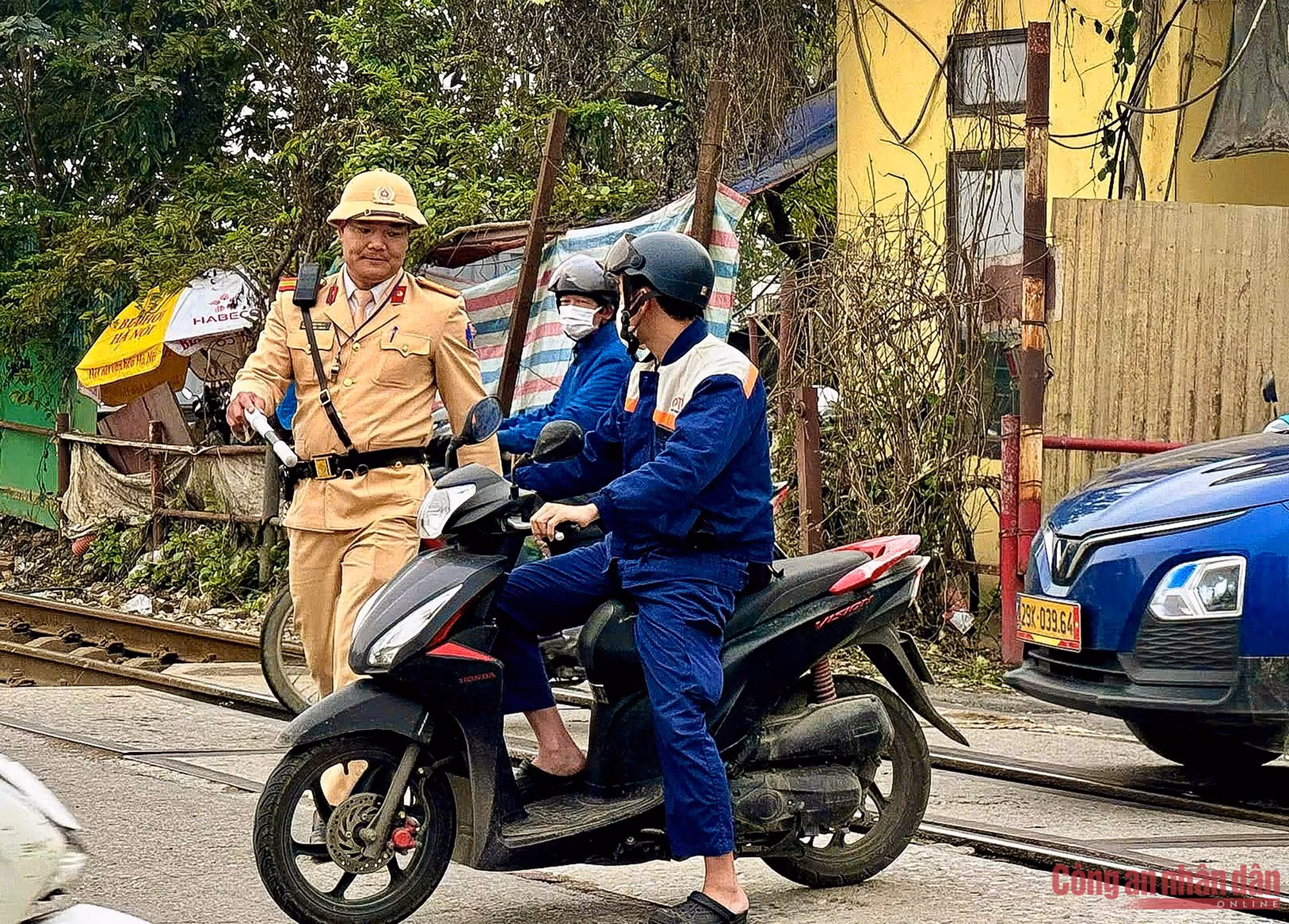 CSGT Hà Nội tăng cường xử lý tài xế cố tình vượt rào chắn khi qua đường ngang ảnh 3 a -1