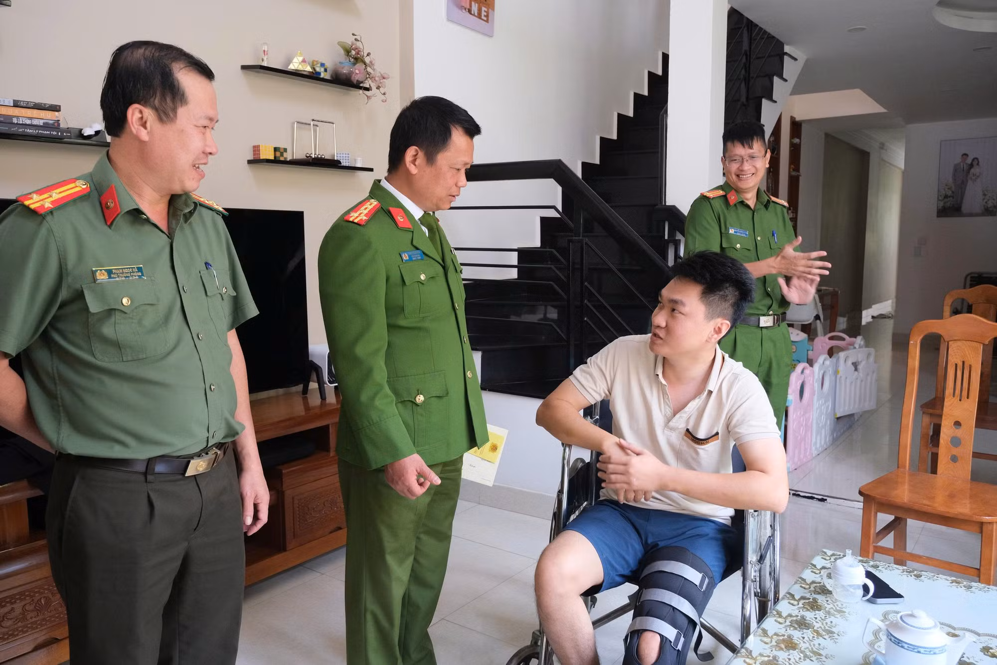 Công an tỉnh Lâm Đồng thăm hỏi cán bộ bị thương khi làm nhiệm vụ -0