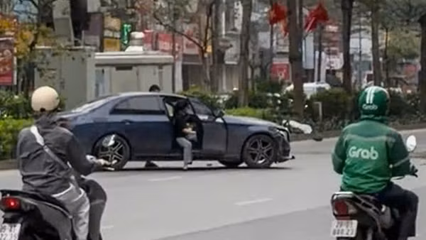 Hà Nội: Truy tìm ô tô Mercedes gây tai nạn liên hoàn trên phố Xã Đàn