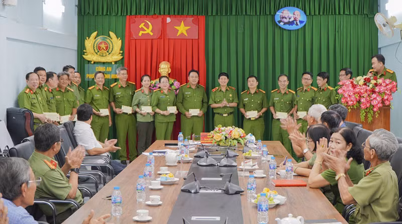 Anh hùng LLVT Nhân dân, Thiếu tướng Vũ Hùng Vương thăm, chúc Tết và làm việc với một số Chi hội Cựu CAND tại tỉnh Vĩnh Long -1