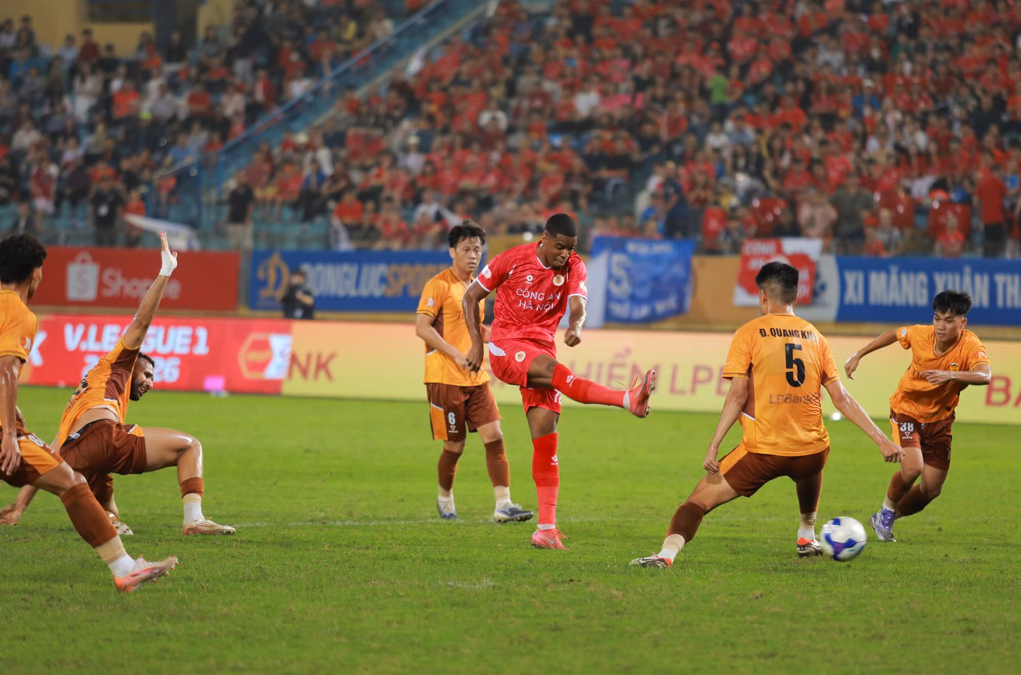 CLB Bóng đá Công an Hà Nội ngược dòng ấn tượng tại vòng 14 V.League 2025/26 -0