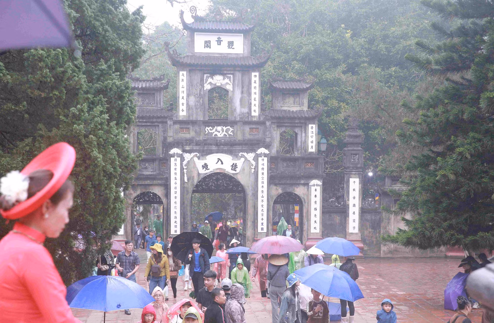 Du khách đội mưa, nườm nượp đổ về thắng cảnh Chùa Hương trước giờ khai hội -0