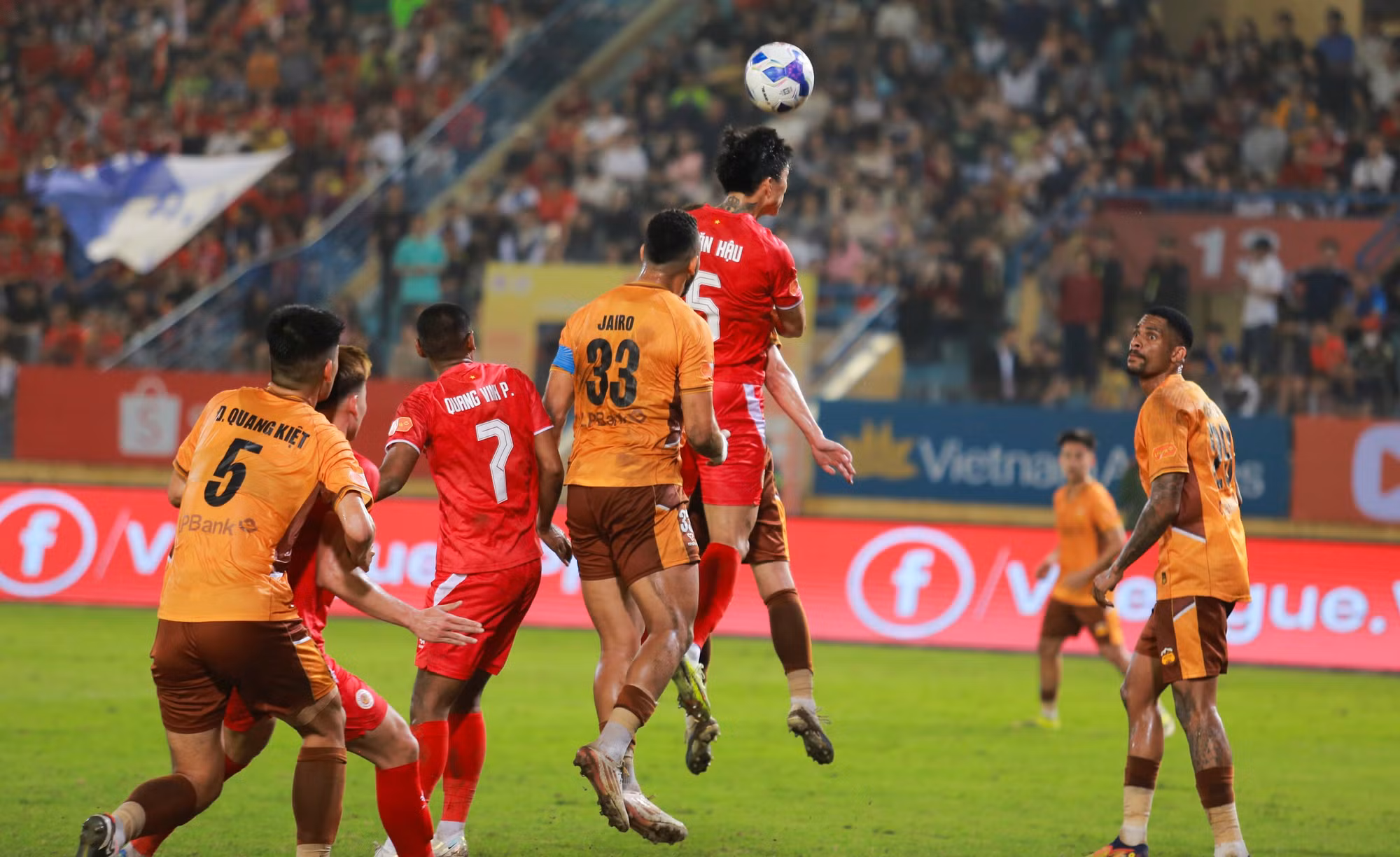 CLB Bóng đá Công an Hà Nội ngược dòng ấn tượng tại vòng 14 V.League 2025/26 -0