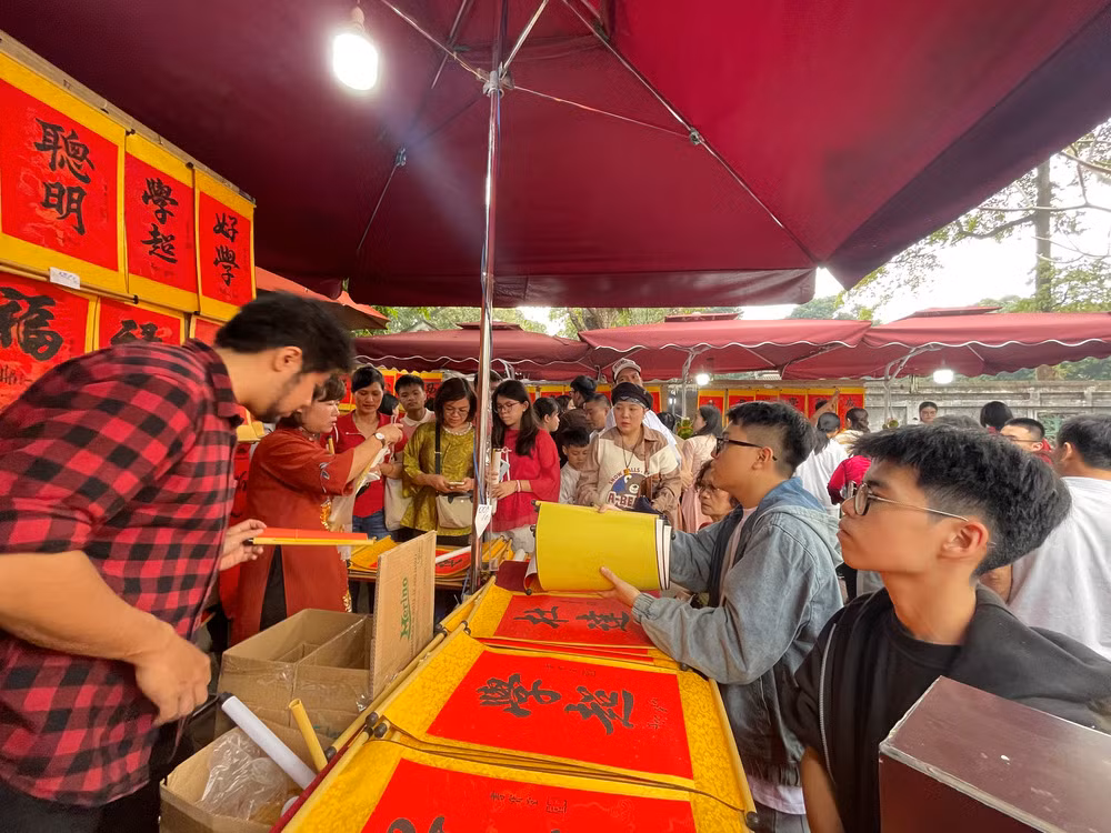 Tết ở Hà Nội: Người dân hào hứng trải nghiệm xe buýt, tàu điện, điểm gửi xe giá 0 đồng -0