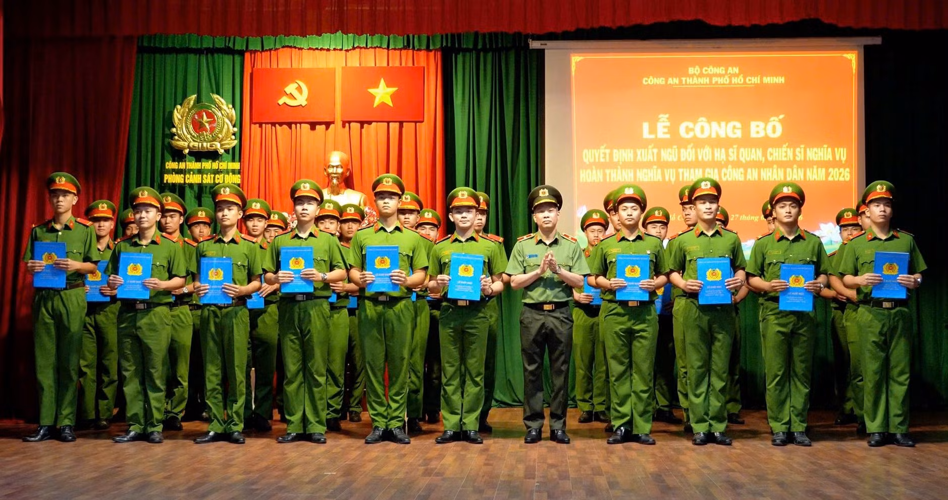 Công an TP Hồ Chí Minh trao quyết định xuất ngũ cho 1.032 hạ sĩ quan, chiến sĩ nghĩa vụ -2