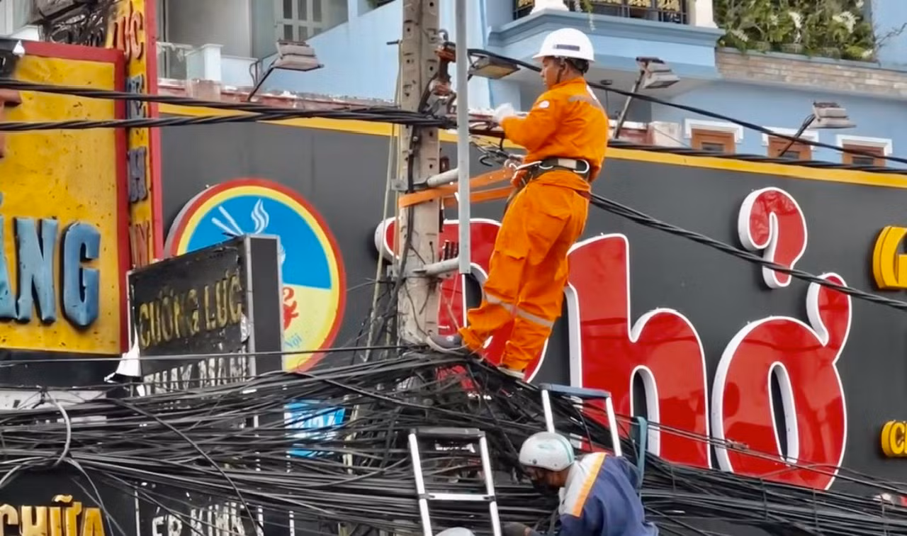 Vụ cháy cửa hàng gỗ lan sang đường điện trung thế: gần 2.800 hộ dân bị ảnh hưởng mất điện -0