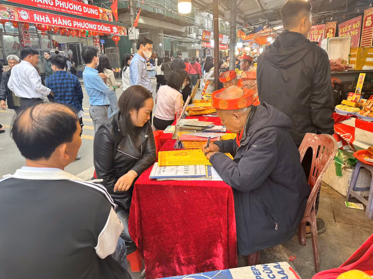 Người dân nô nức rủ nhau lễ Phủ Tây Hồ đầu xuân -0