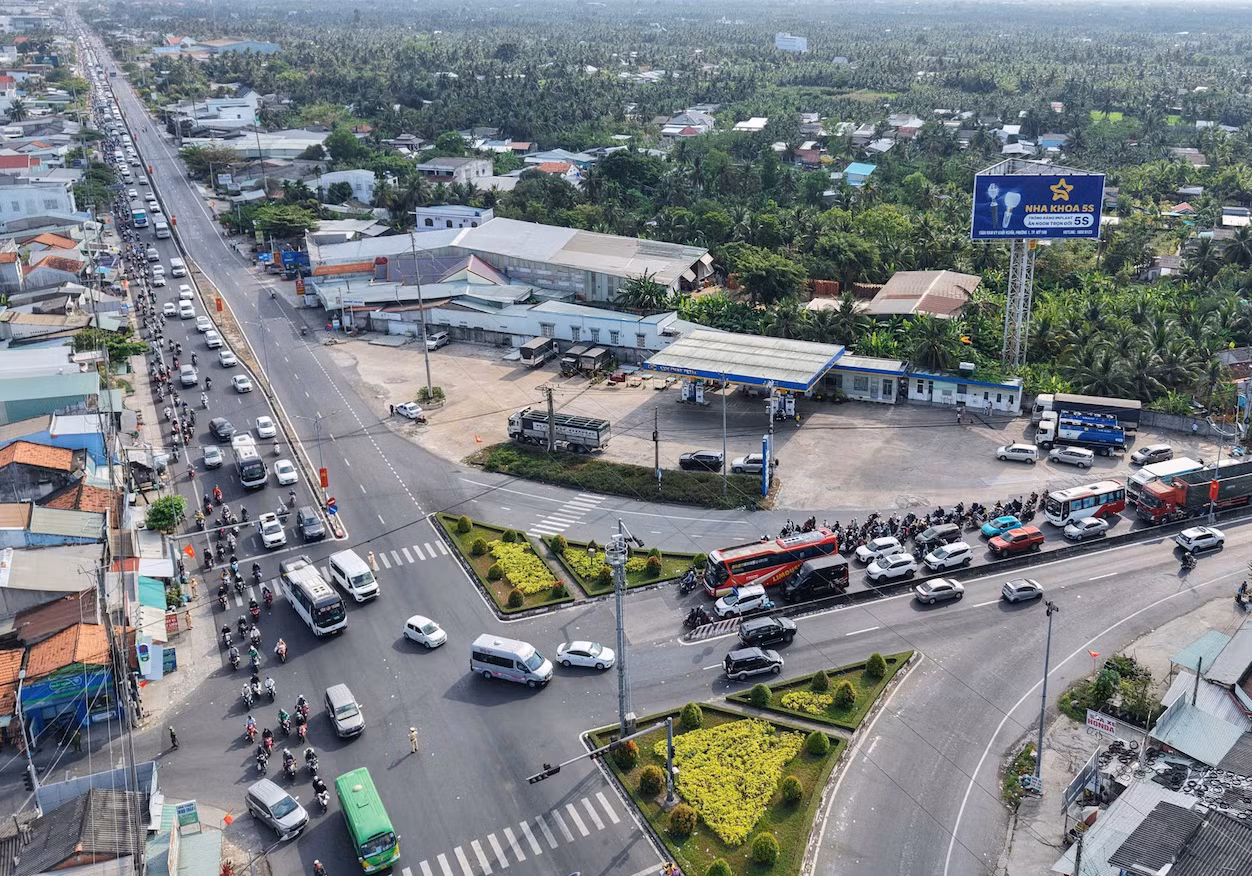 Lực lượng CSGT nỗ lực điều tiết, phân luồng giao thông qua cửa ngõ miền Tây -0