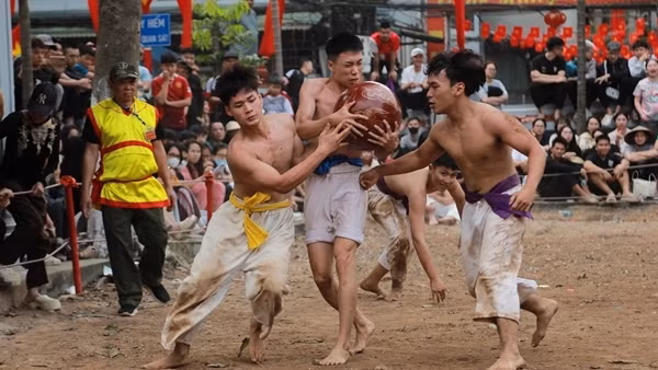 Sôi động hội vật cầu Thúy Lĩnh đầu Xuân 2026