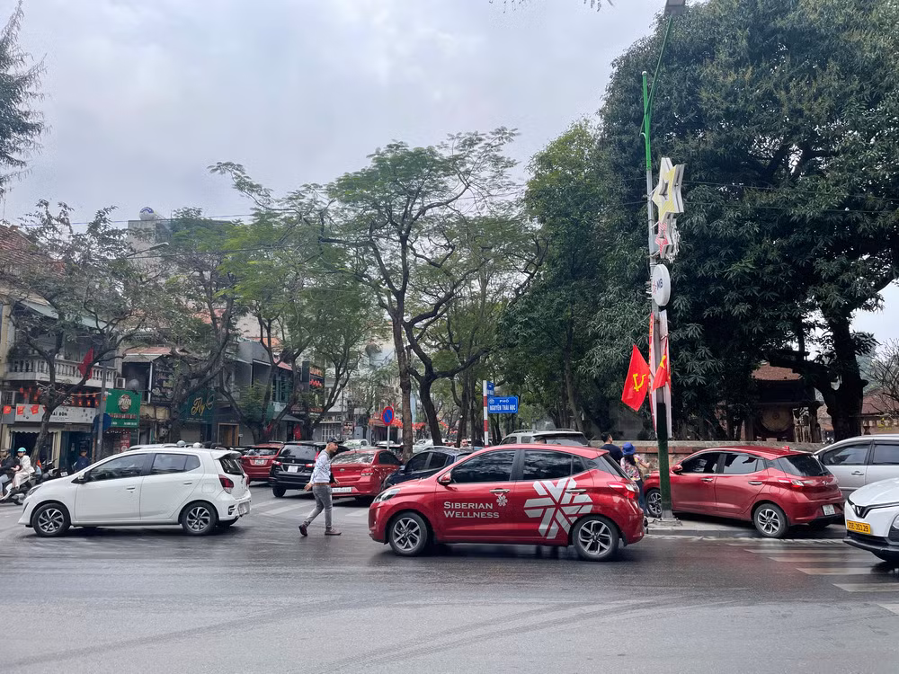 Tết ở Hà Nội: Người dân hào hứng trải nghiệm xe buýt, tàu điện, điểm gửi xe giá 0 đồng -0