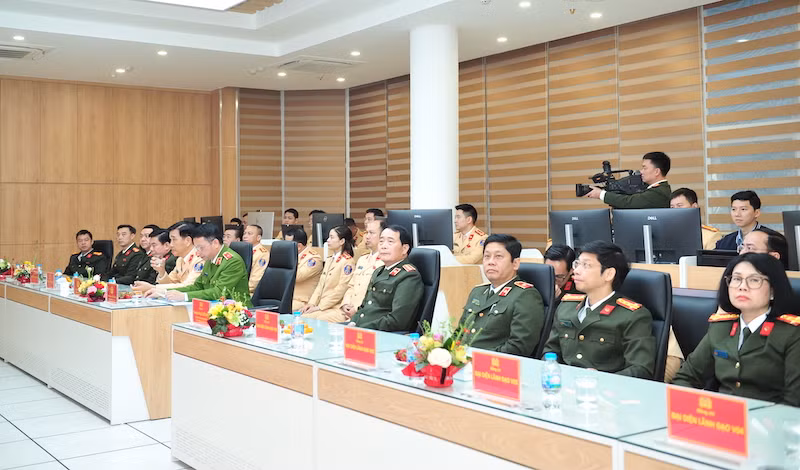 Thứ trưởng Lê Quốc Hùng kiểm tra công tác trực Tết, chúc Tết cán bộ, chiến sĩ Công an Thủ đô -0