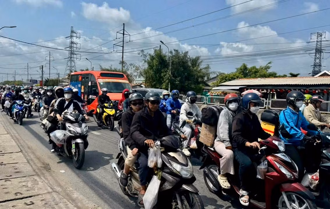 Người dân đội nắng chôn chân tại các tuyến quốc lộ qua địa phận tỉnh Tây Ninh -4
