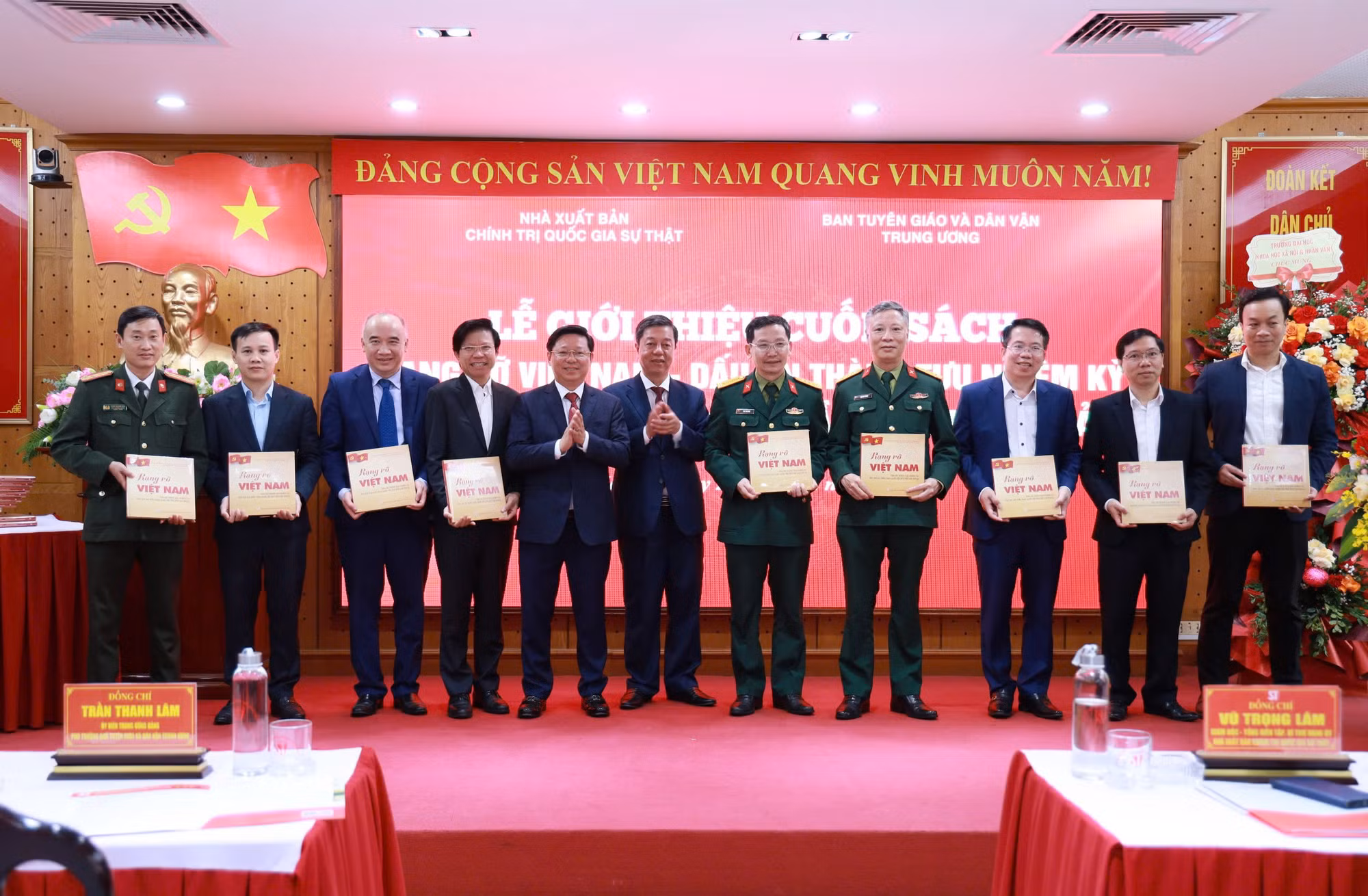 Ra mắt sách về những dấu ấn thành tựu nhiệm kỳ Đại hội XIII của Đảng -1