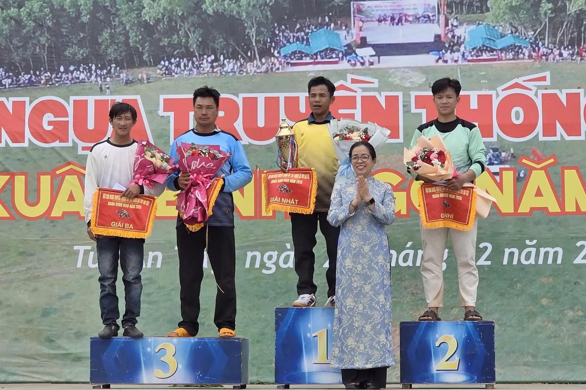 Hàng ngàn người dân du khách hào hứng với Hội đua ngựa Gò Thì Thùng -0
