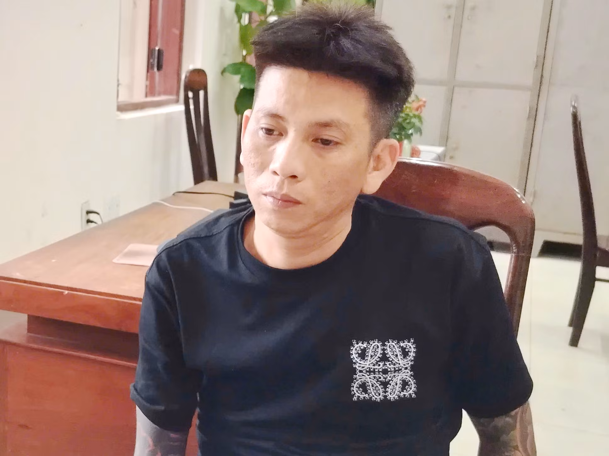 Khởi tố, tạm giam hai bị can gây ra hai vụ hành hung bạn gái trong một ngày ở cùng một xã -0