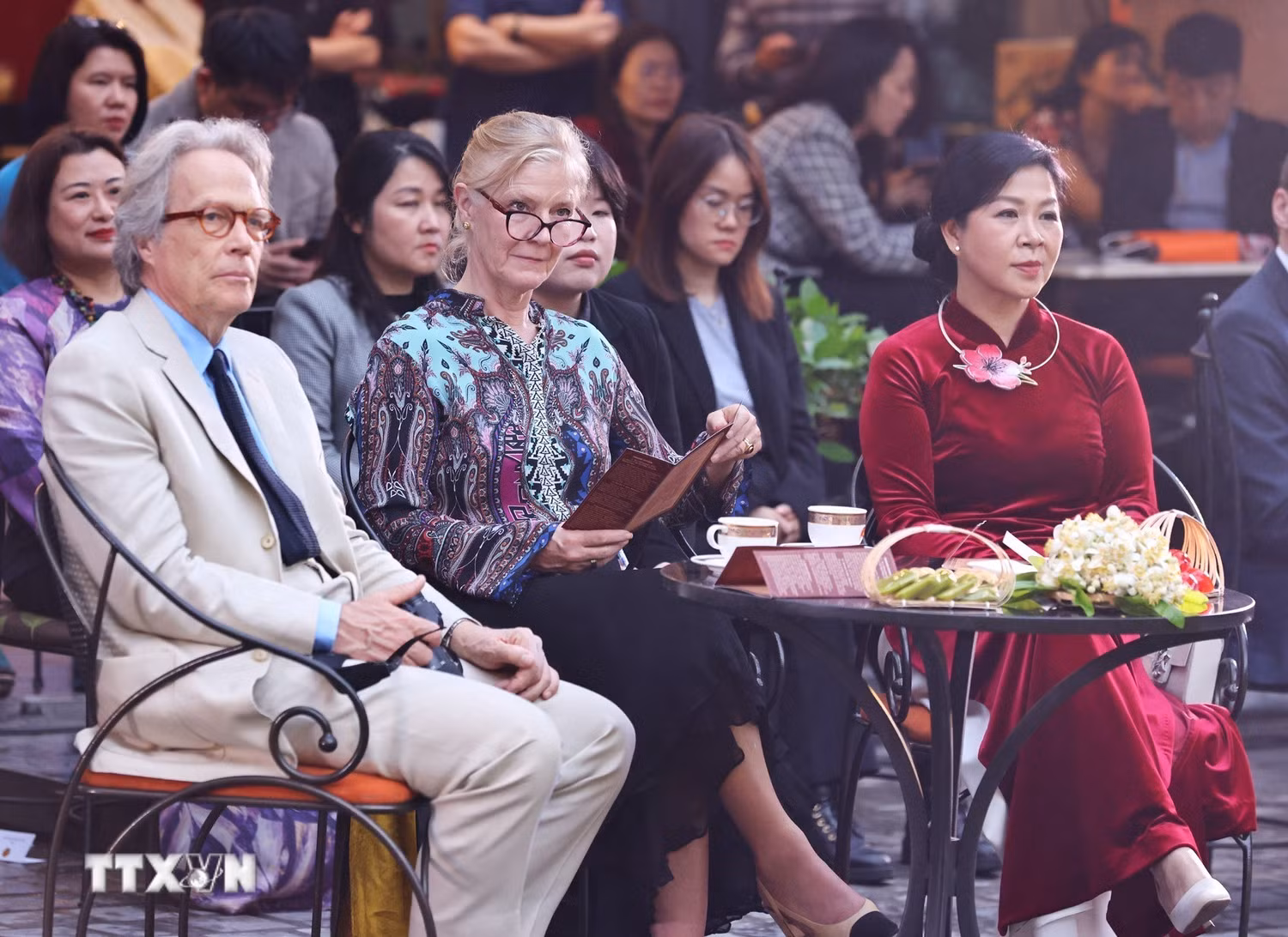 Phu nhân Tổng Bí thư và Công tước xứ Richmond cùng Phu nhân tham quan Bảo tàng Mỹ thuật Việt Nam -0