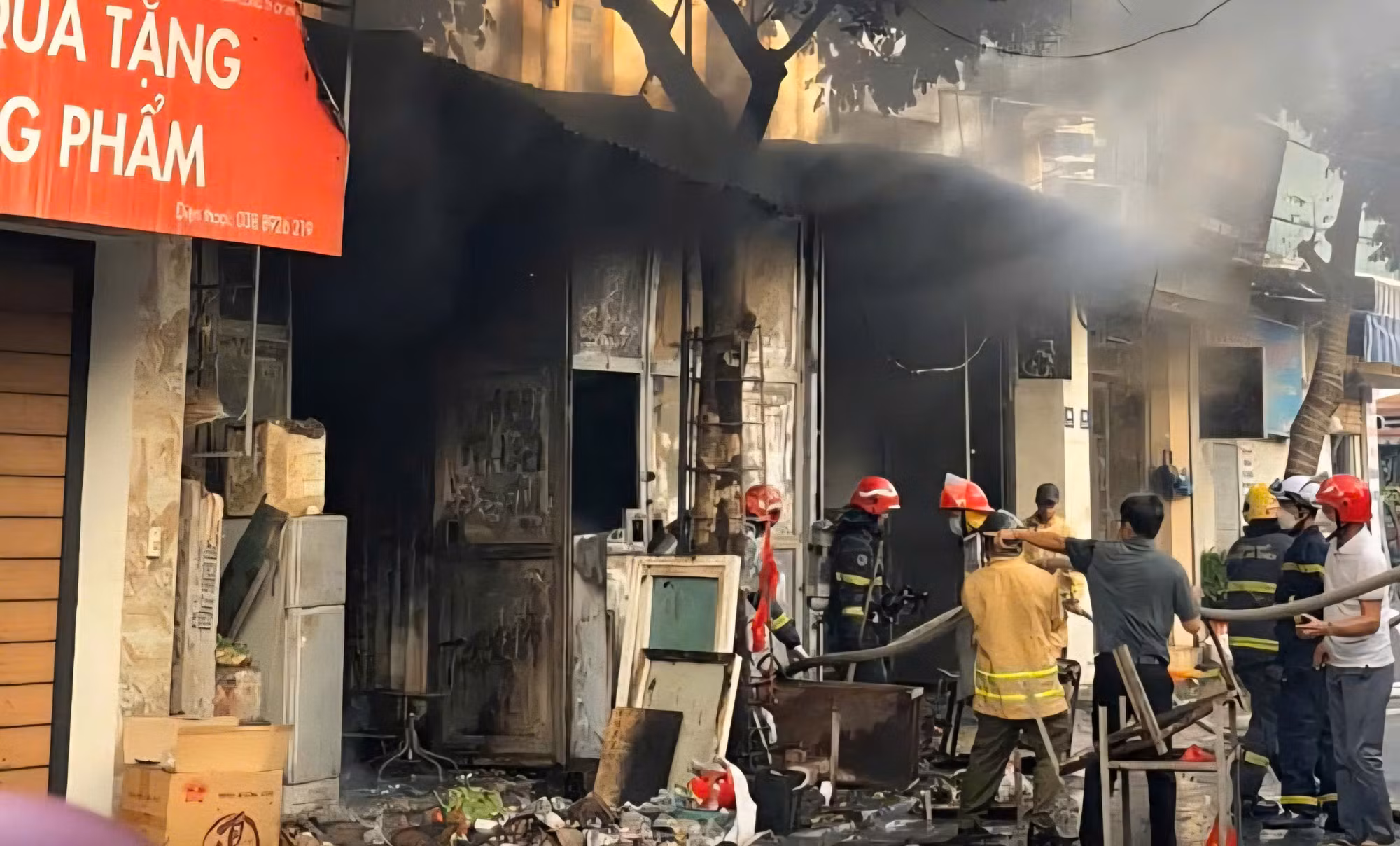 Hà Nội: Nhanh chóng dập tắt đám cháy lớn do nổ cầu dao điện -0