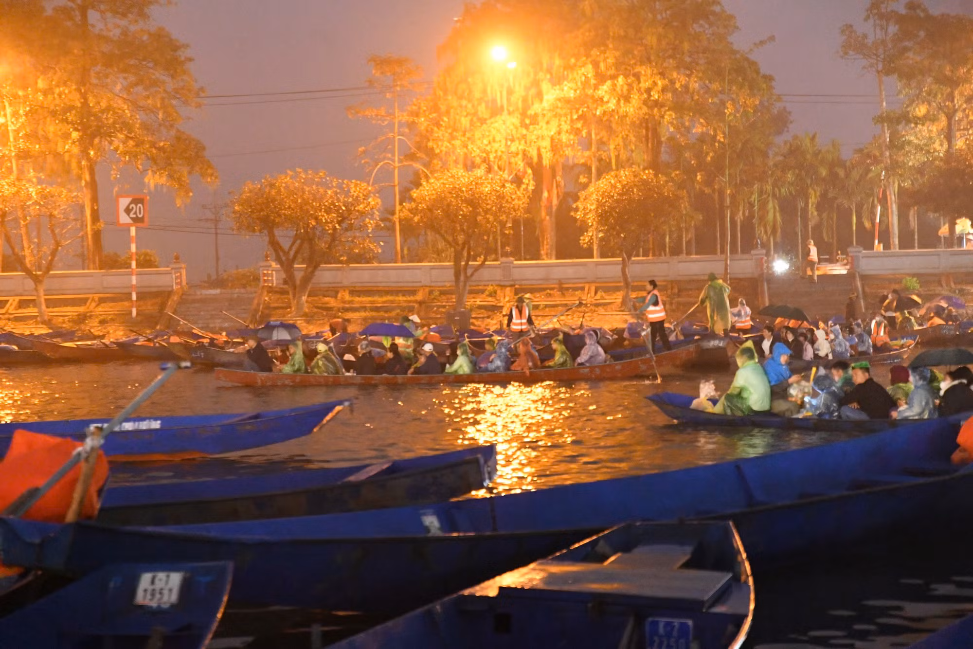 Du khách đội mưa, nườm nượp đổ về thắng cảnh Chùa Hương trước giờ khai hội -0