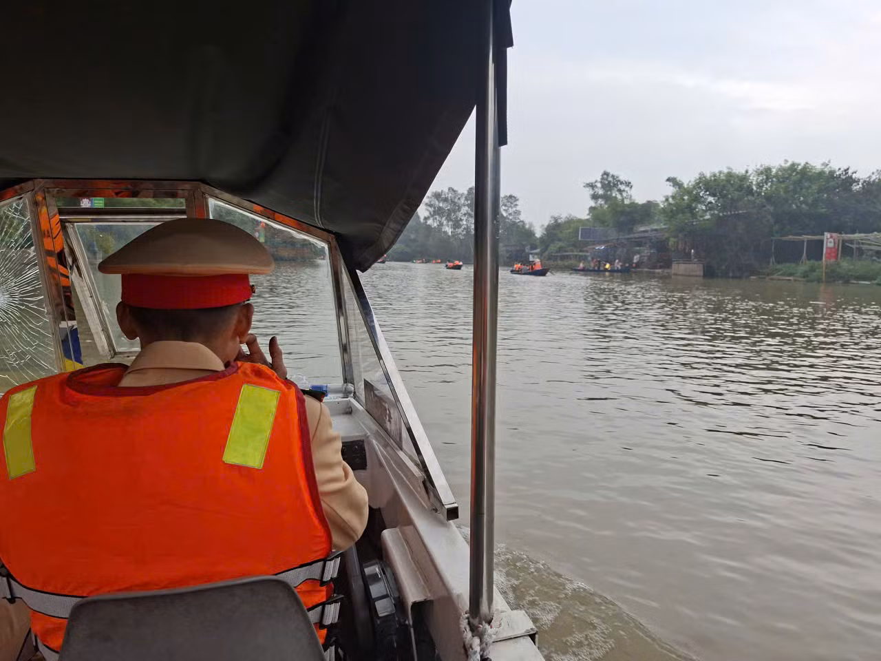 Kiên quyết yêu cầu du khách về Chùa Hương mặc áo phao khi đi đò -0