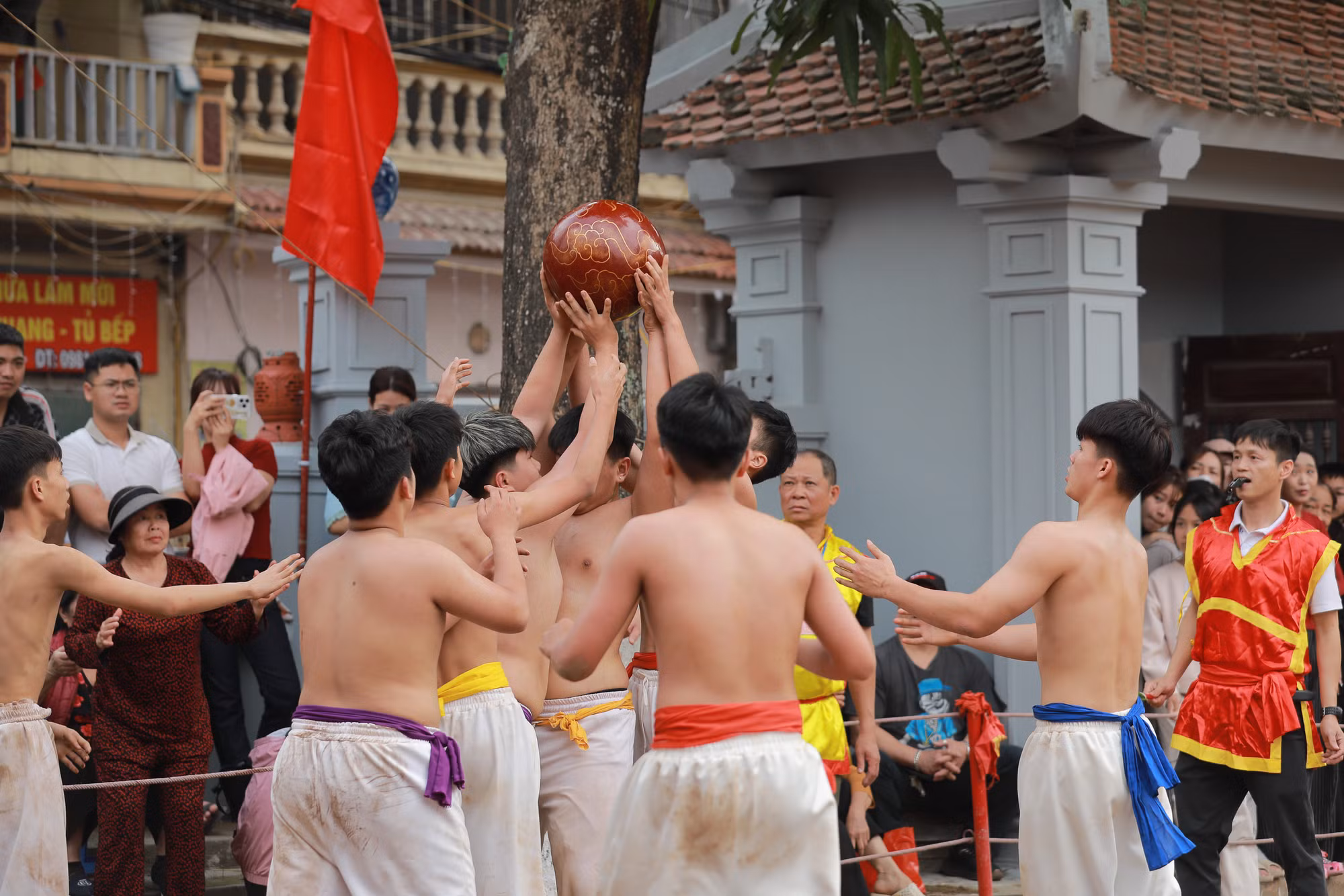 Sôi động hội vật cầu Thúy Lĩnh đầu Xuân 2026 -0