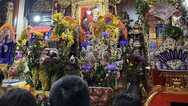 Nhộn nhịp dịch vụ đi lễ thuê giữa mùa lễ hội