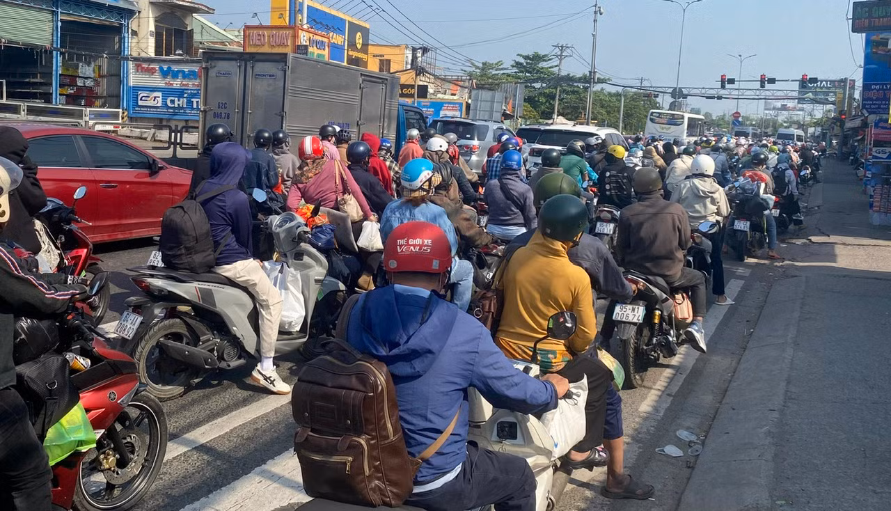 Phương tiện tăng cao ở các cửa ngõ thành phố nhưng không ùn ứ -2