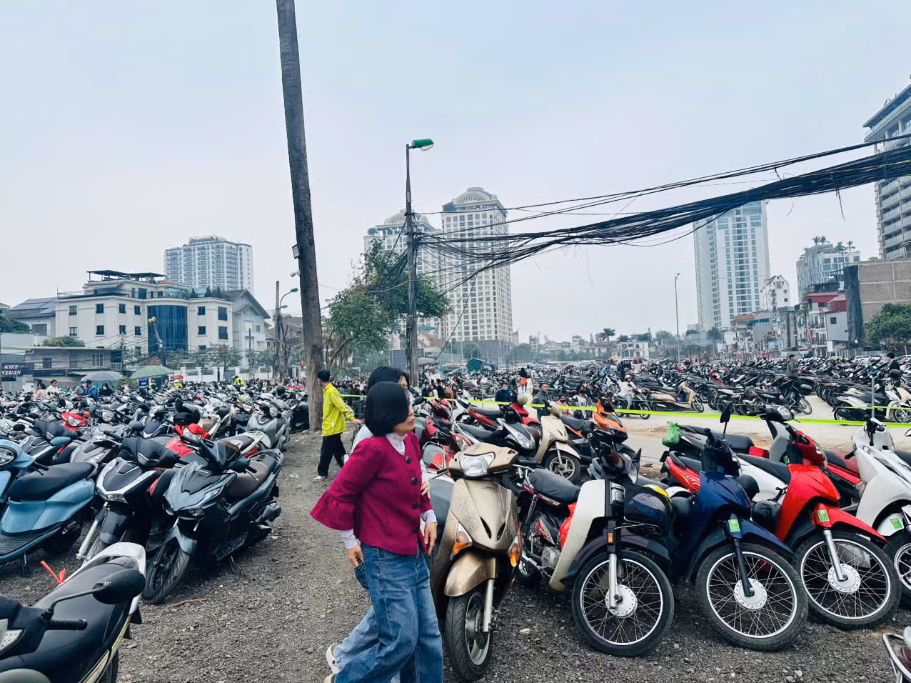 Người dân nô nức rủ nhau lễ Phủ Tây Hồ đầu xuân -0