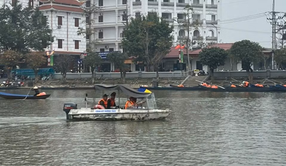 Kiên quyết yêu cầu du khách về Chùa Hương mặc áo phao khi đi đò -1