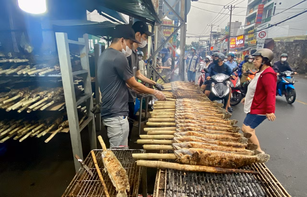 Chợ cá lóc nướng sực nức mùi ngày 