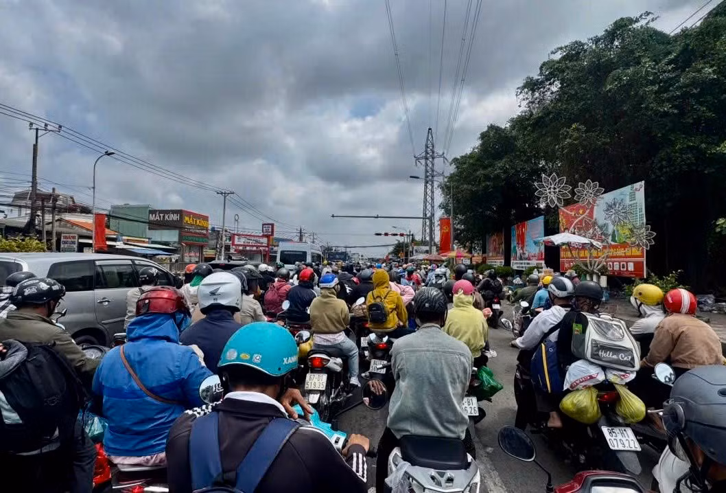 Người dân đội nắng chôn chân tại các tuyến quốc lộ qua địa phận tỉnh Tây Ninh -5